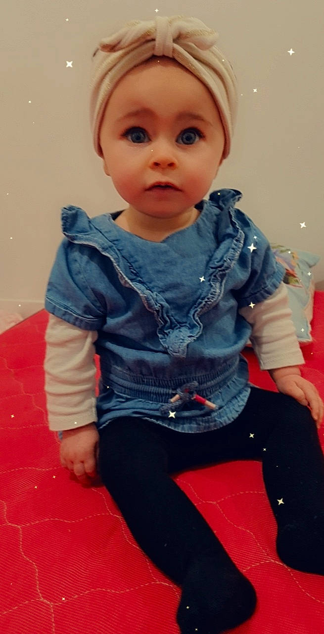 Tahïs a rejoint le concours — aidez-le/la à gagner de superbes lots ! arm, baby, baby_toddler_clothing, cap, cheek, chin, clothing, eye, fun, hairstyle, human_body, iris, joint, lip, neck, person, pink, skin, sleeve, surprise