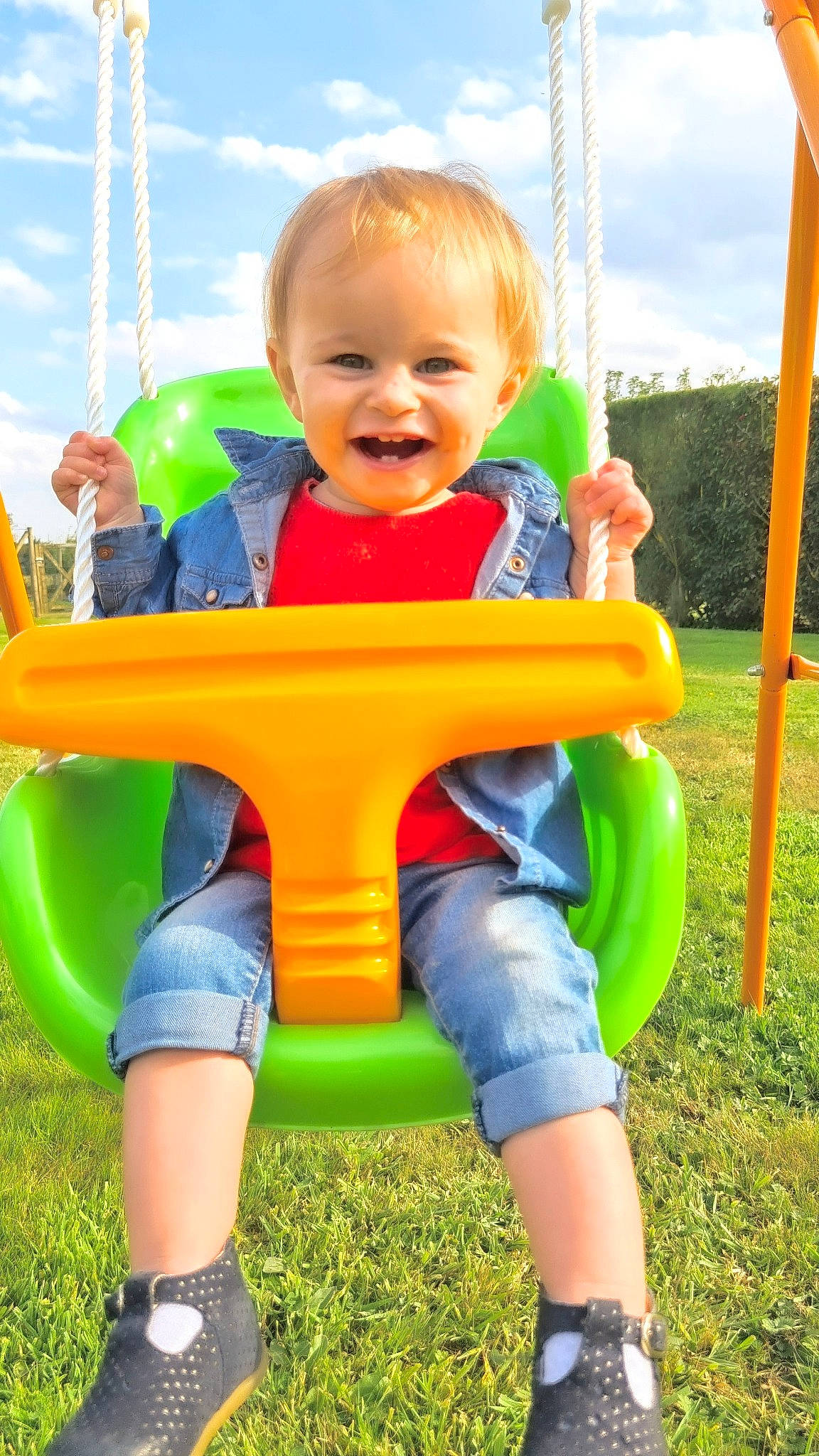 Tahïs participe au concours pour gagner de l'argent avec cette photo : baby_toddler_clothing, blue, child, cloud, face, fun, grass, green, happy, joy, leisure, organ, person, photograph, playground, shorts, skin, sky, smile, toddler