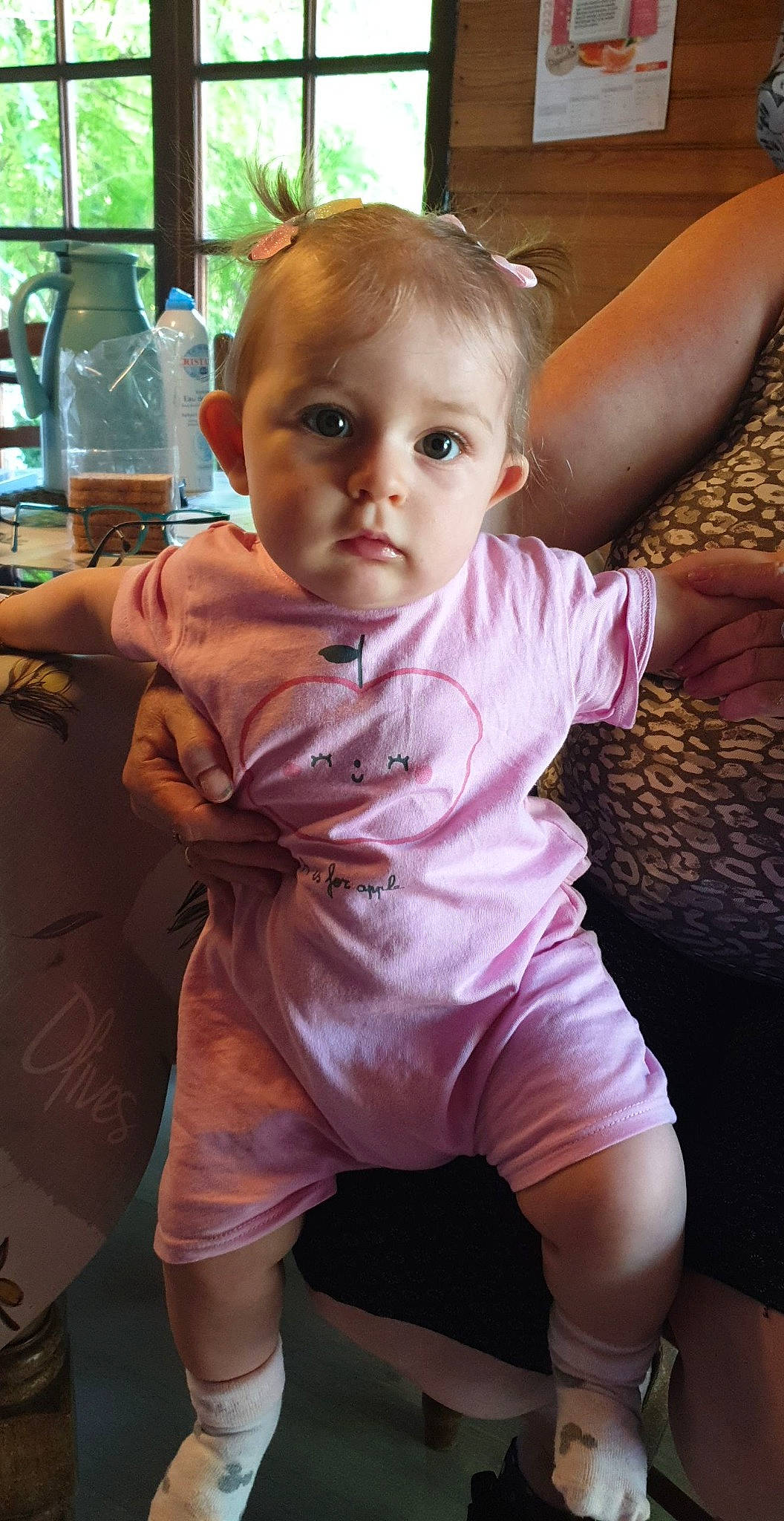 Maddy a rejoint le concours — aidez-le/la à gagner de superbes lots ! baby, baby_toddler_clothing, bottle, cheek, chest, drinking_water, gesture, happy, iris, joint, lip, mouth, neck, nose, person, plastic_bottle, skin, sleeve, toddler, trunk