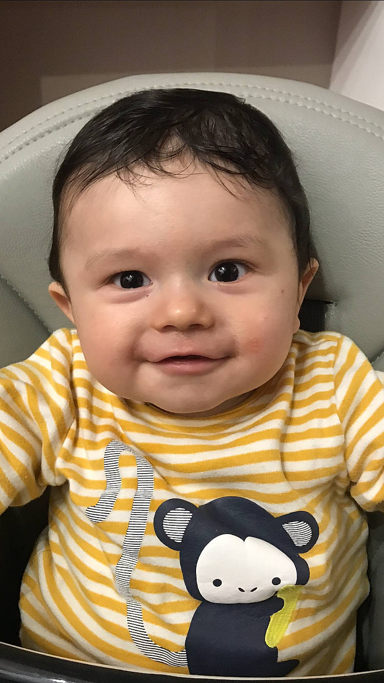 Timothé participe au concours pour gagner de l'argent avec cette photo : baby, baby_toddler_clothing, black, cheek, chin, eye, face, facial_expression, hairstyle, happy, head, human, iris, joy, lip, nose, organ, person, product, skin