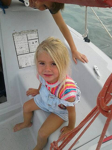 Lena participe au concours pour gagner de l'argent avec cette photo : baby_toddler_clothing, boat, boats_and_boating_equipment_and_supplies, child, flooring, fun, happy, human_leg, joy, leisure, naval_architecture, person, recreation, sailboat, ship, smile, t_shirt, thigh, toddler, water_transportation