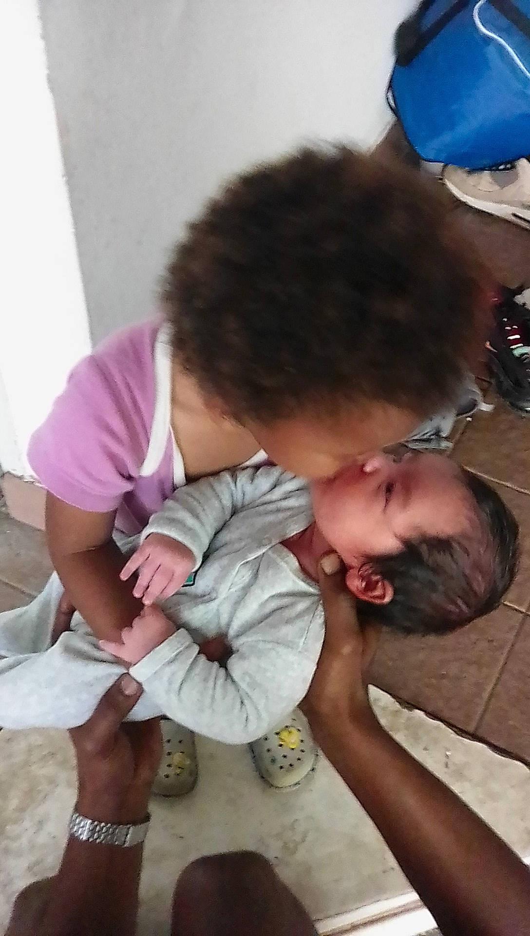 Naïl participe au concours pour gagner de l'argent avec cette photo : baby, baby_toddler_clothing, baseball_cap, child, comfort, finger, fun, gesture, glasses, hand, happy, interaction, leisure, mouth, nose, people, person, sitting, skin, toddler