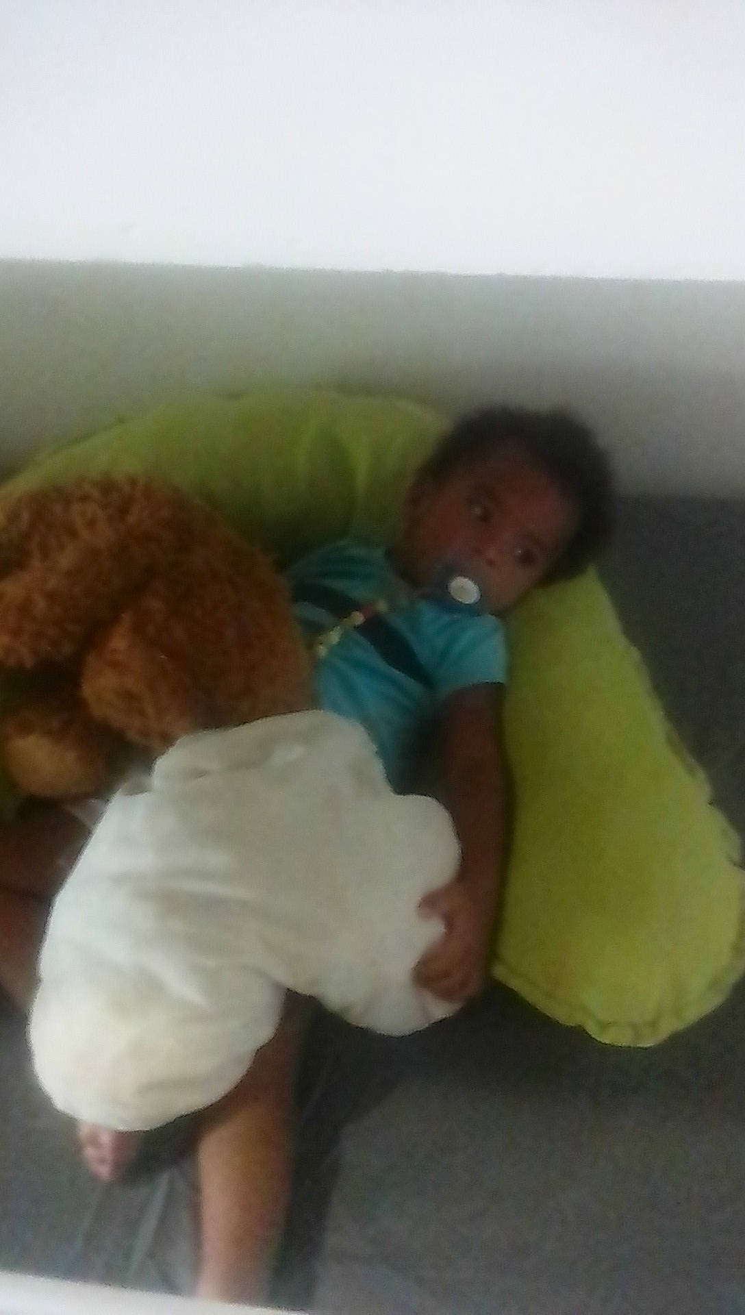 Naïl participe au concours pour gagner de l'argent avec cette photo : baby, baby_products, baby_sleeping, baby_toddler_clothing, bedding, bedtime, cheek, child, comfort, foot, fur, linens, nap, person, room, skin, sleep, stuffed_toy, thumb, toddler