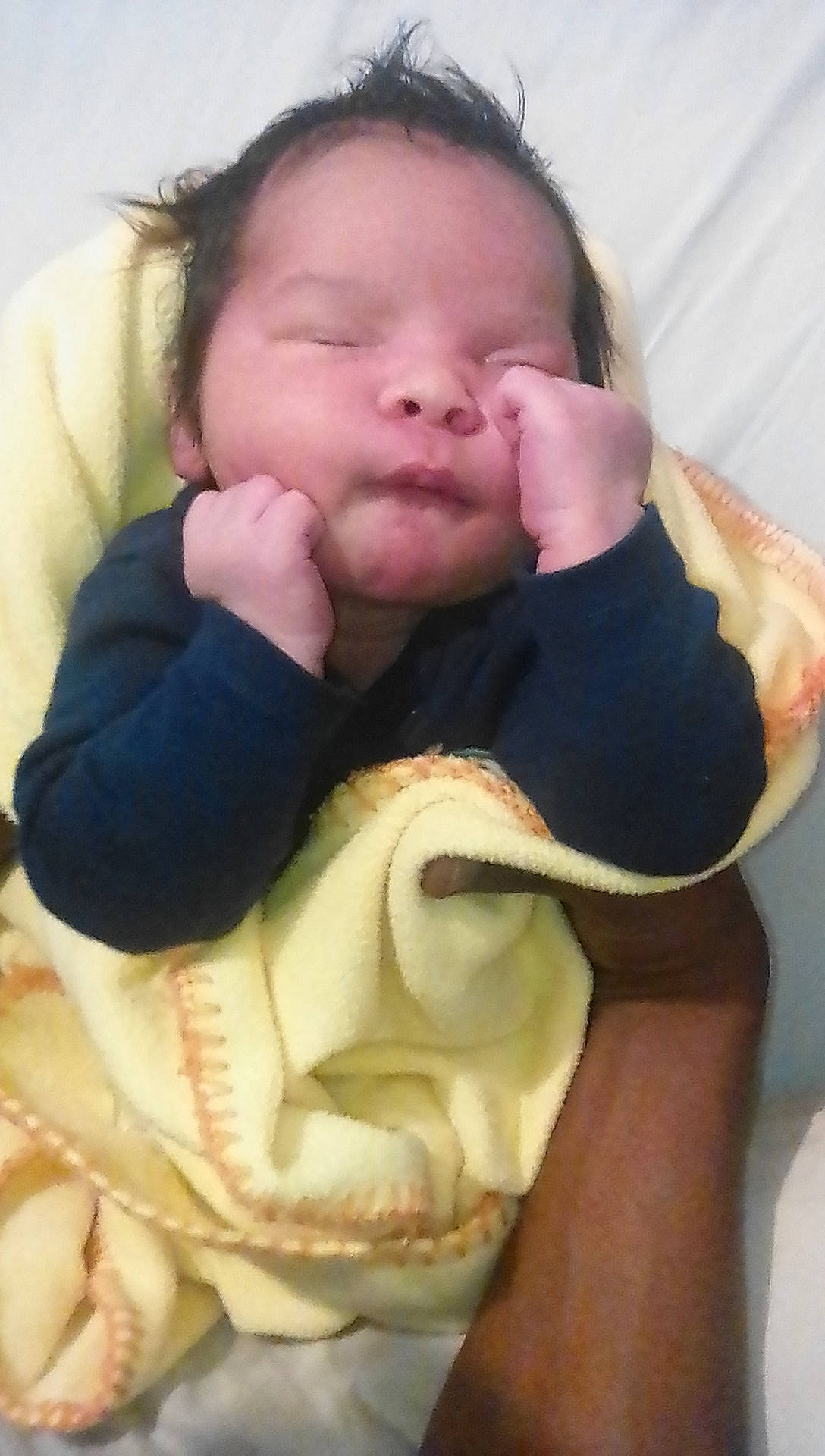 Naïl participe au concours pour gagner de l'argent avec cette photo : baby, baby_sleeping, baby_toddler_clothing, cheek, child, comfort, finger, gesture, happy, linens, lip, mouth, nail, nose, person, skin, sleeve, textile, thumb, toddler