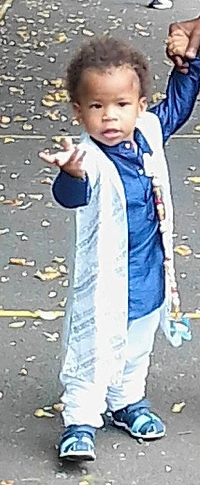 Naïl participe au concours pour gagner de l'argent avec cette photo : asphalt, baby, baby_toddler_clothing, child, denim, electric_blue, formal_wear, fun, fur, gesture, happy, outerwear, pattern, person, photograph, portrait_photography, sleeve, smile, thumb, toddler
