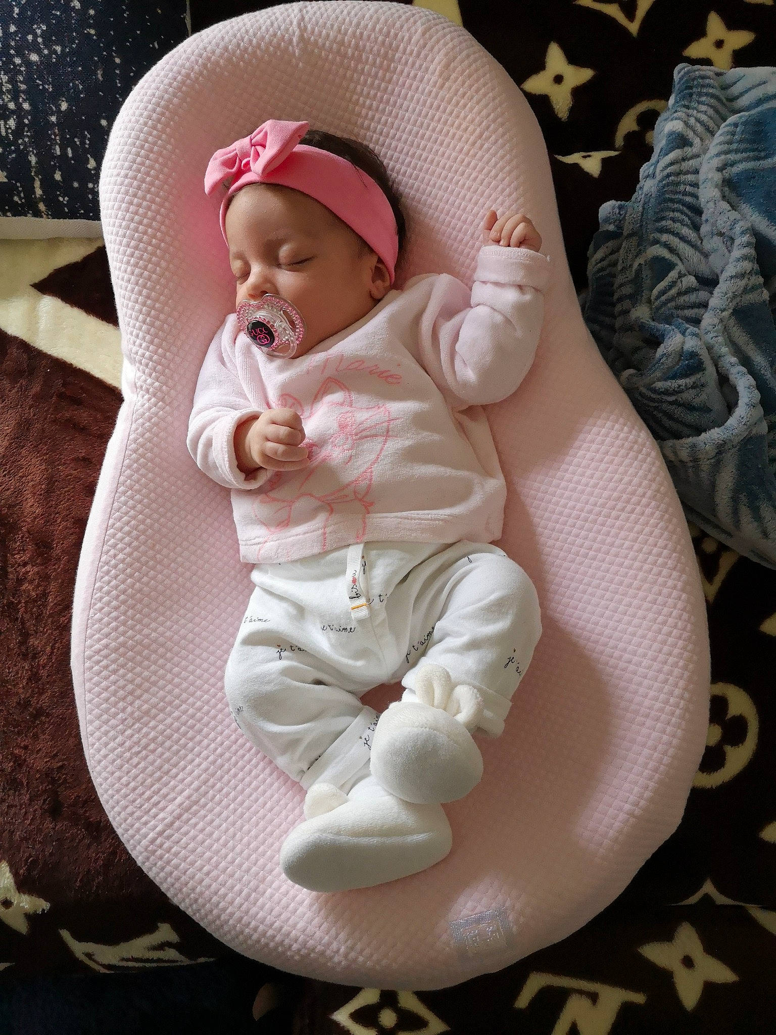 Mayna participe au concours pour gagner de l'argent avec cette photo : baby, baby_products, baby_sleeping, birth, cheek, child, comfort, headgear, person, pink, product, skin, smile, toddler