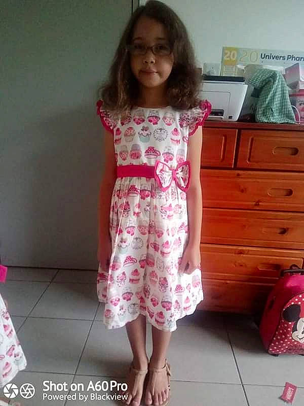 Iliana participe au concours pour gagner de l'argent avec cette photo : child, child_model, clothing, dress, finger, footwear, long_hair, magenta, pattern, person, pink, shoe, shoulder, toddler