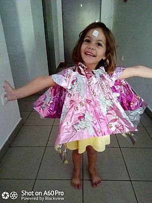 Lucie a rejoint le concours — aidez-le/la à gagner de superbes lots ! child, child_model, clothing, dress, fashion_accessory, fun, joy, pattern, person, pink, smile, textile, toddler