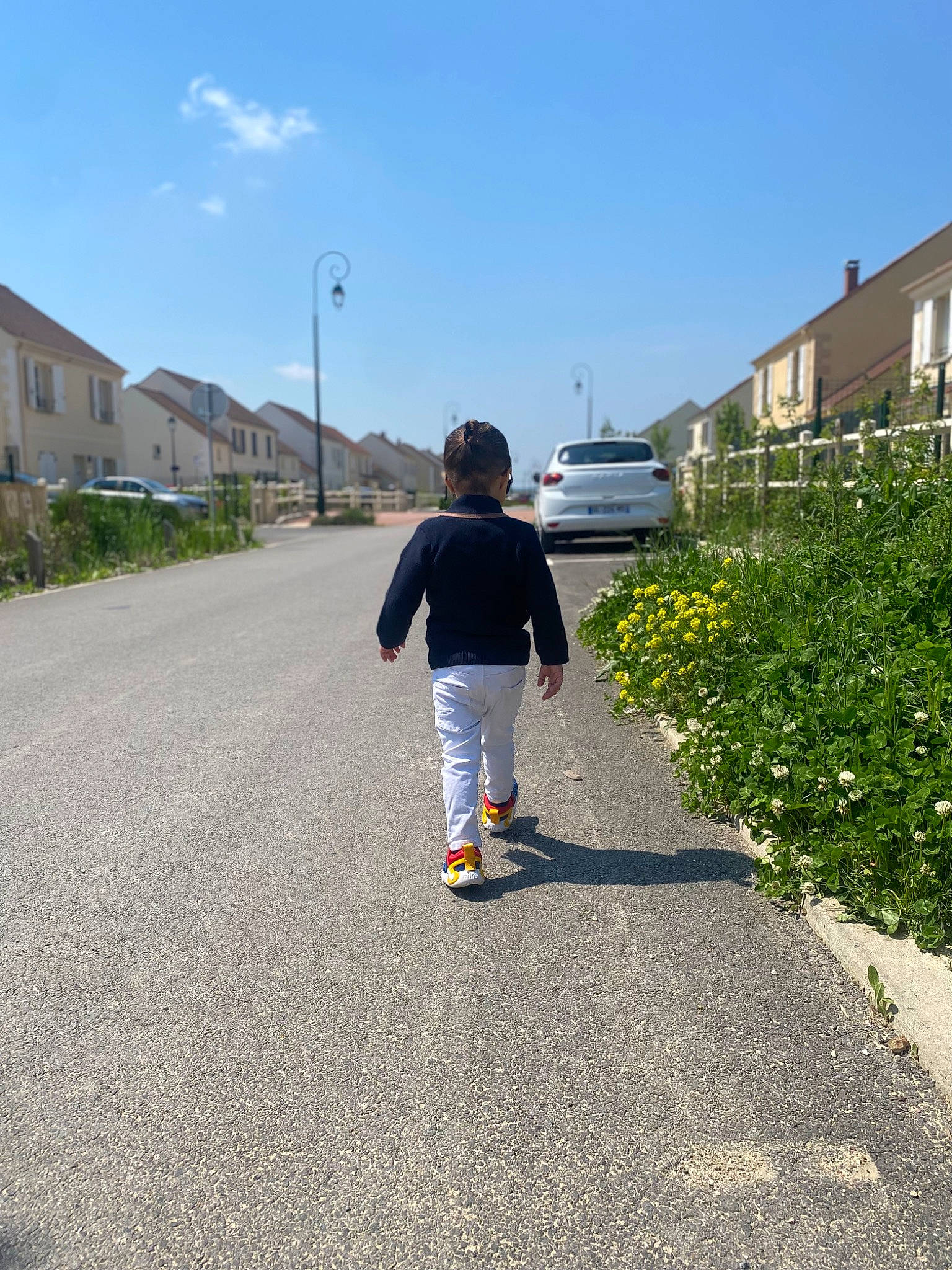 Nahël participe au concours pour gagner de l'argent avec cette photo : asphalt, building, car, city, driveway, electric_blue, grass, landscape, lane, person, plant, recreation, road, road_surface, rolling, sidewalk, sky, street_light, tar, thoroughfare