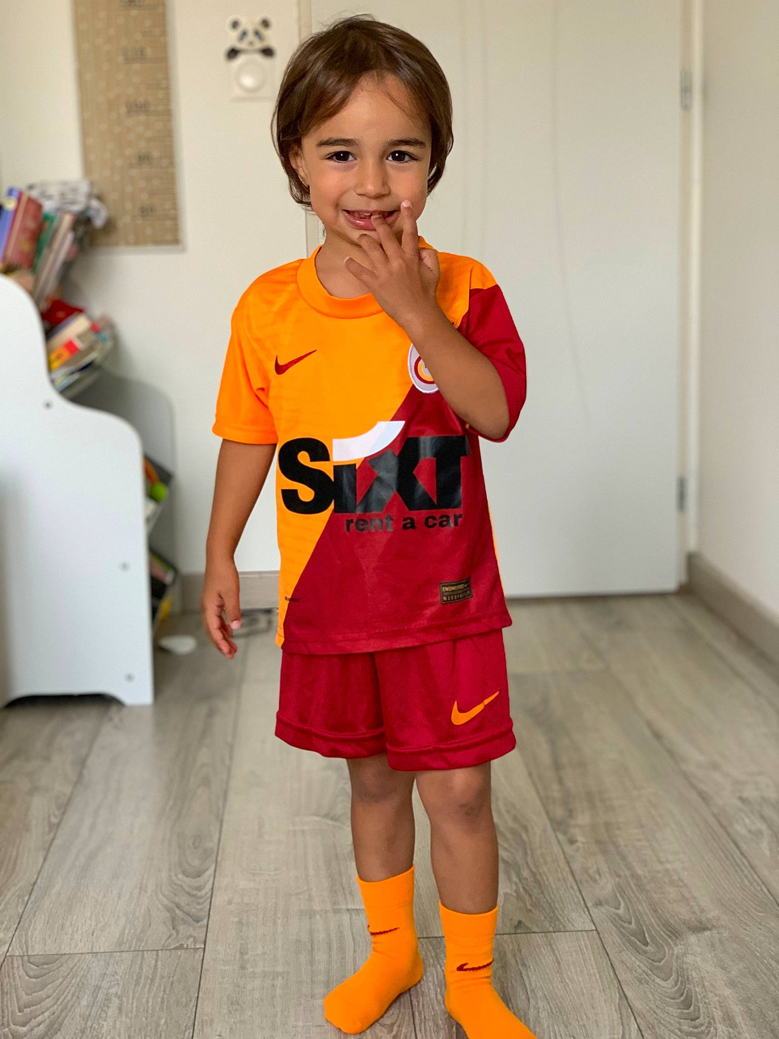 Nahël participe au concours pour gagner de l'argent avec cette photo : face, finger, flooring, hair, happy, human_leg, joint, joy, knee, neck, orange, person, school_uniform, shoulder, sleeve, smile, thigh, thumb, toddler, trunk