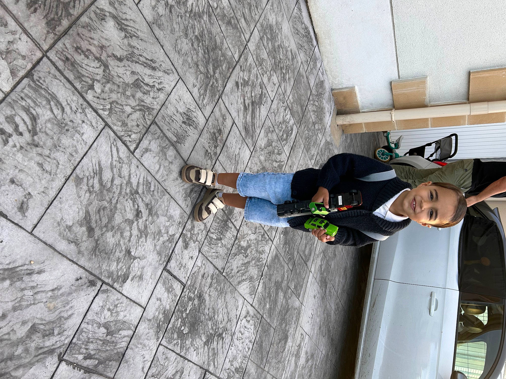 Nahël a rejoint le concours — aidez-le/la à gagner de superbes lots ! adventure, asphalt, automotive_exterior, boot, car, concrete, door, facade, jeans, joy, outdoor_shoe, person, recreation, slope, sneakers, tire, tree, vehicle, vehicle_door, walking_shoe