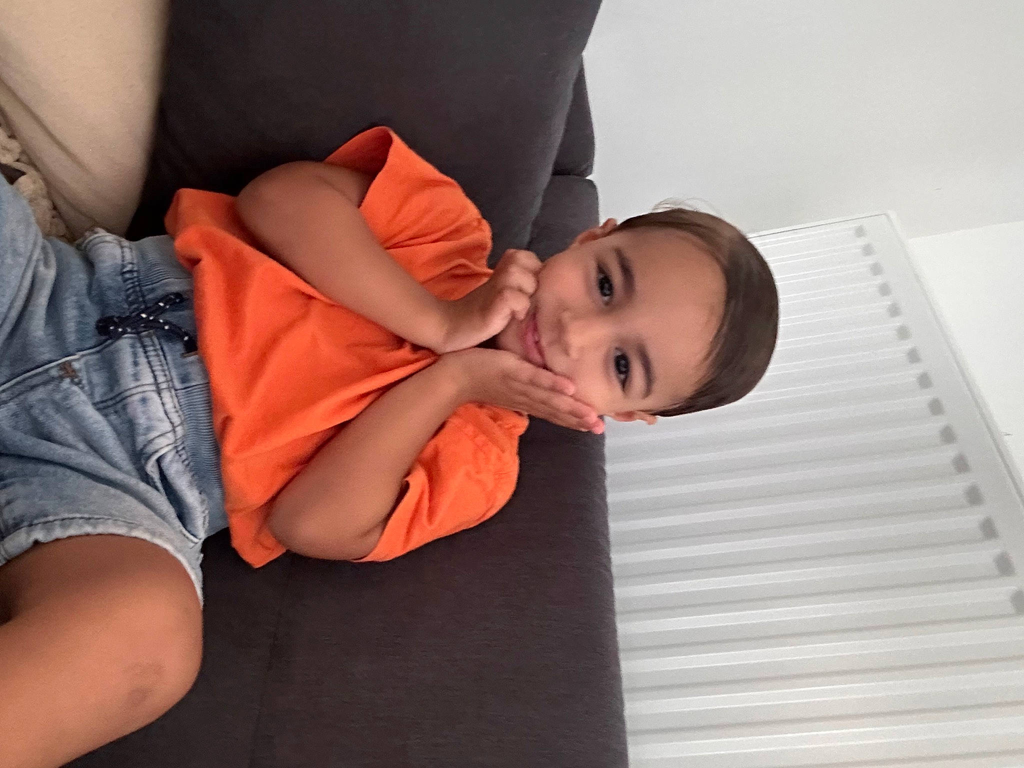 Nahël participe au concours pour gagner de l'argent avec cette photo : abdomen, baby, child, comfort, dress, elbow, flash_photography, fun, gesture, happy, human_leg, joy, knee, neck, person, shorts, shoulder, sitting, sleeve, thigh