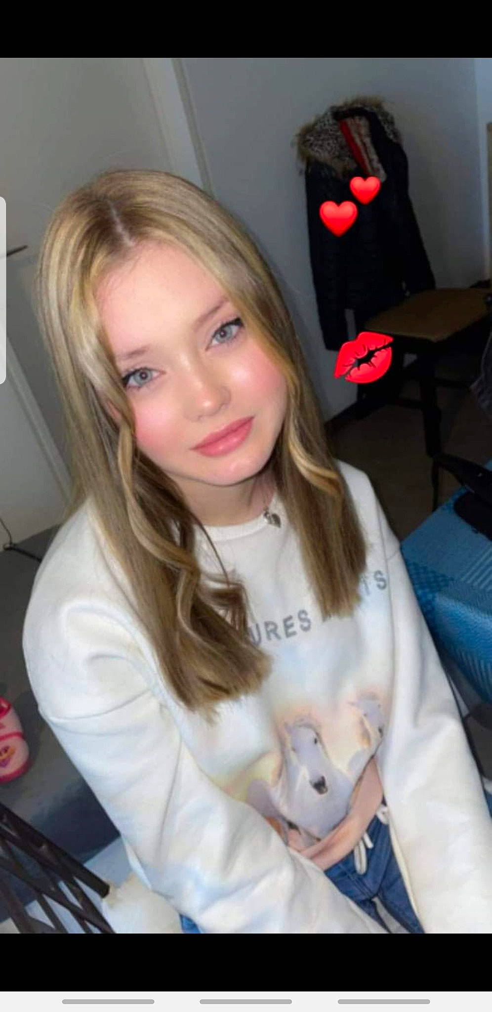 Jessica a rejoint le concours — aidez-le/la à gagner de superbes lots ! bangs, blond, brown_hair, chair, eyebrow, eyelash, fun, fur, hair_coloring, hime_cut, joy, layered_hair, lip, long_hair, necklace, person, selfie, sitting, skin, sleeve