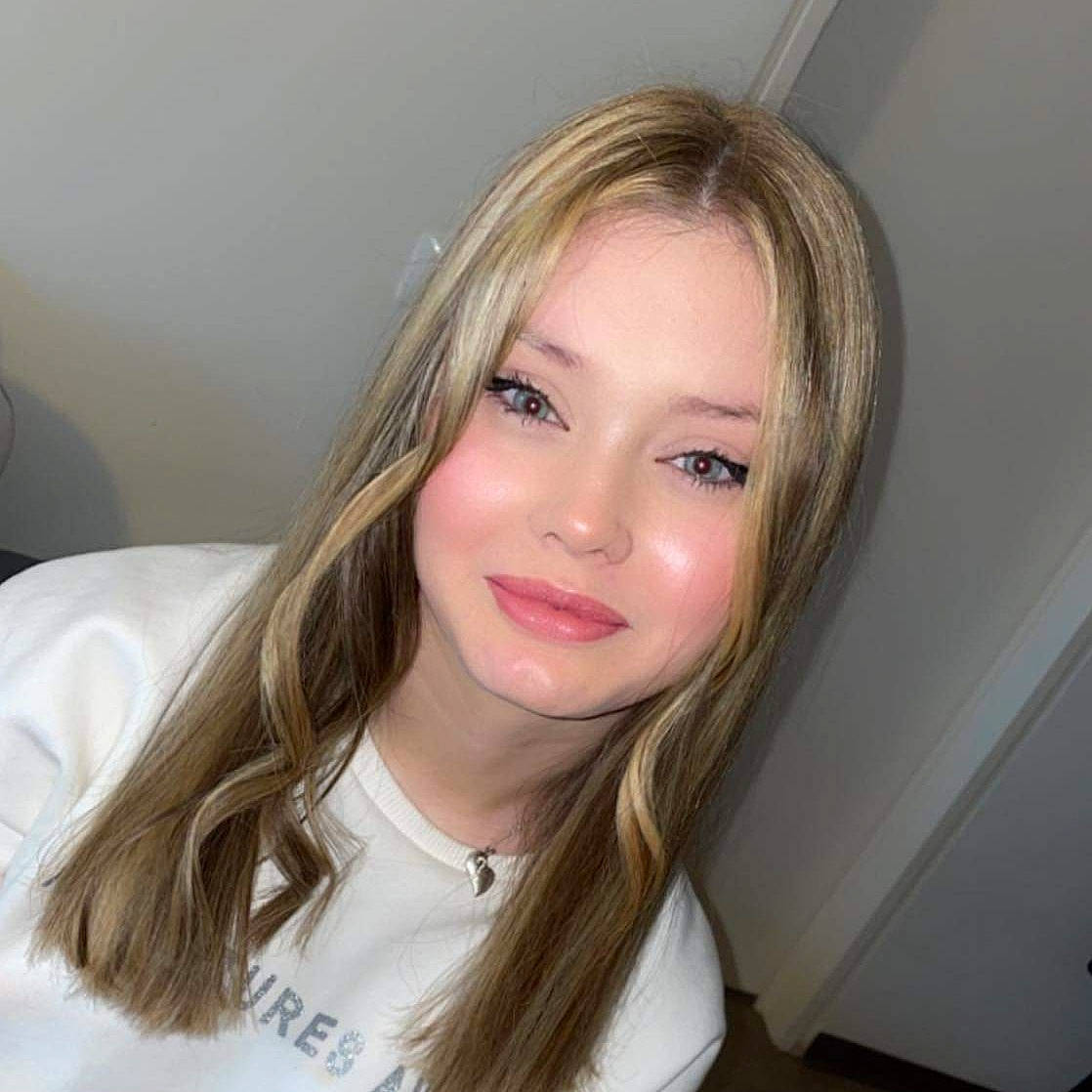 Jessica a rejoint le concours — aidez-le/la à gagner de superbes lots ! bangs, blond, cheek, chin, eyebrow, eyelash, forehead, iris, jaw, joy, layered_hair, lip, lipstick, long_hair, makeover, nose, person, selfie, skin, step_cutting