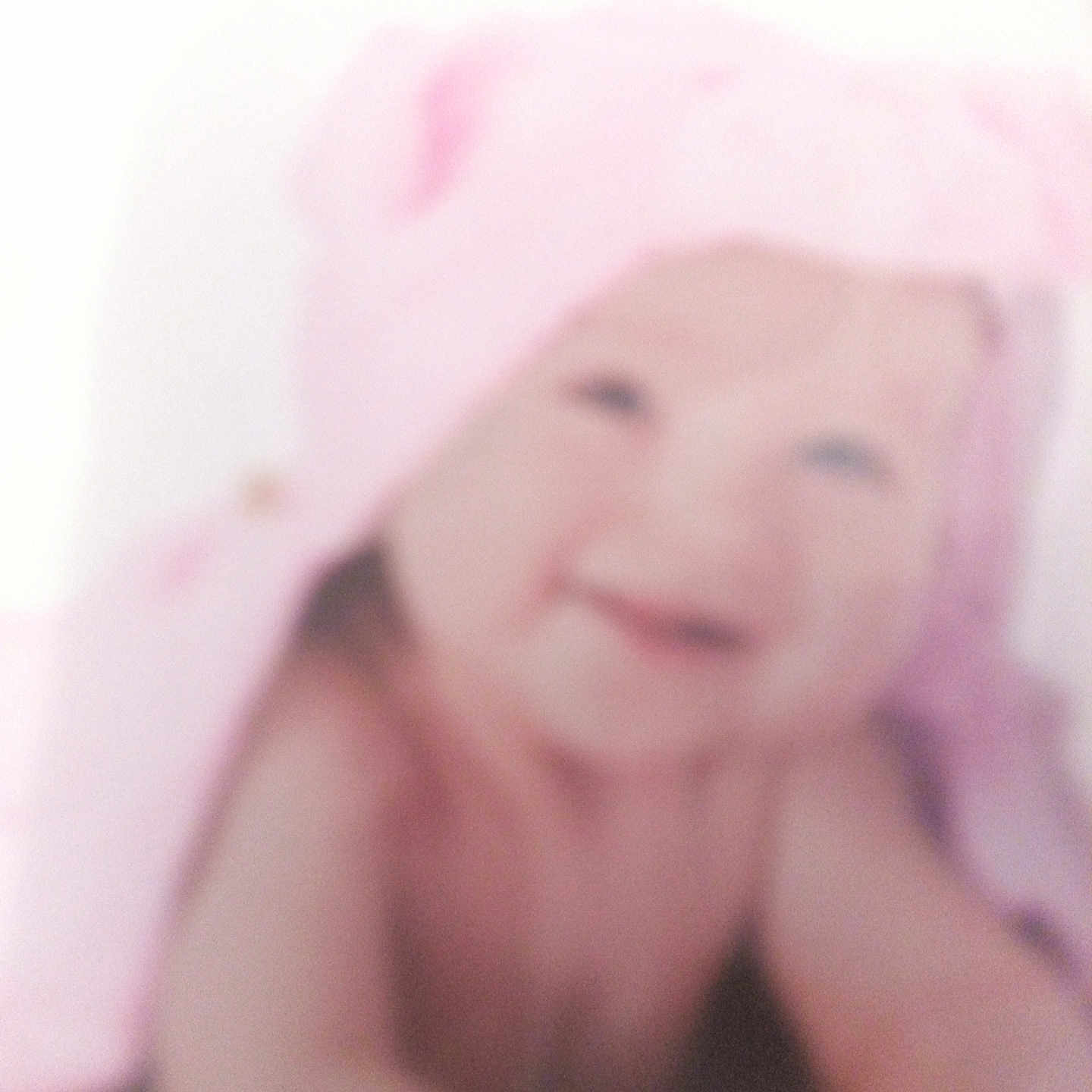Lena participe au concours pour gagner de l'argent avec cette photo : baby, baby_bath, blanket, blurred, child, closeup, cute, face, happy, head, indoors, infant, pink_towel, portrait, skin, smiling, soft, towel, wrapped, young