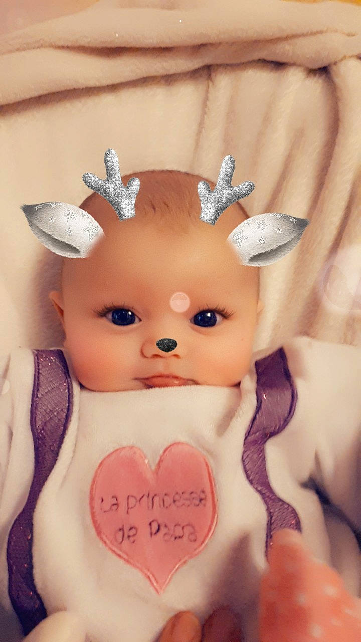 Maelyss a rejoint le concours — aidez-le/la à gagner de superbes lots ! cheek, child, close_up, doll, ear, eye, finger, hand, infant, iris, lip, mouth, nail, nose, organ, person, pink, skin, toddler, tongue