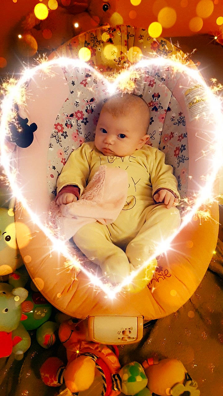 Maelyss participe au concours pour gagner de l'argent avec cette photo : child, computer_wallpaper, fun, girl, happiness, infant, person, petal, smile, toddler, yellow