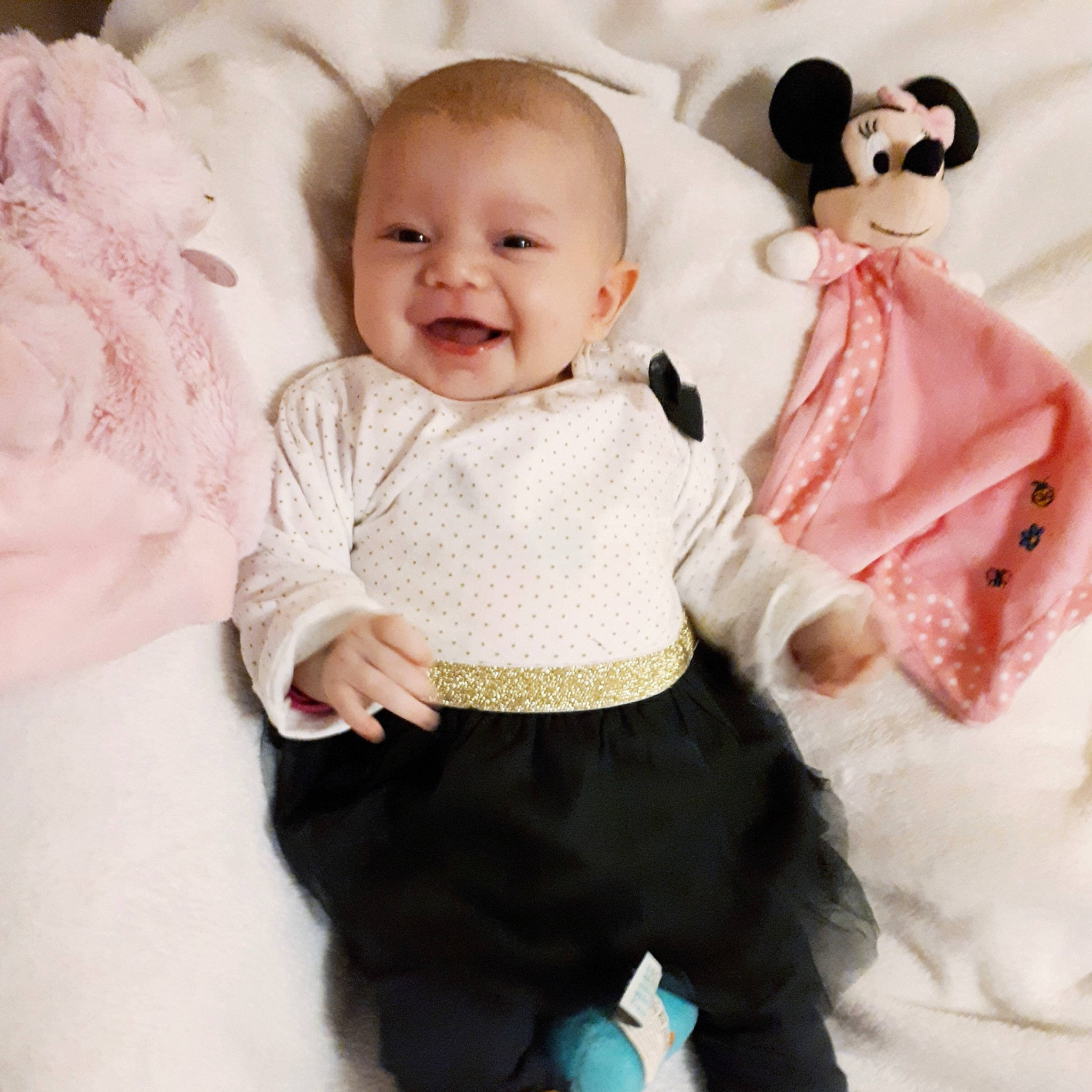 Maelyss participe au concours pour gagner de l'argent avec cette photo : child, ear, fur, girl, infant, material, neck, outerwear, person, product, sleeve, textile, toddler, wool