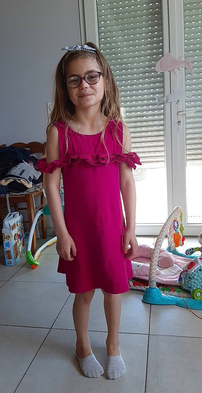 Léana a rejoint le concours — aidez-le/la à gagner de superbes lots ! child, child_model, clothing, day_dress, dress, fashion_design, formal_wear, joy, magenta, pattern, person, pink, shoulder, textile, toddler