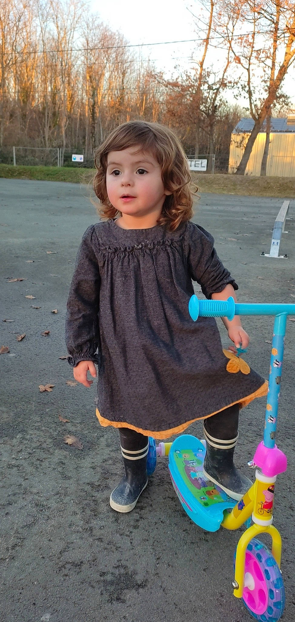 Rose participe au concours pour gagner de l'argent avec cette photo : child, electric_blue, face, footwear, fun, grass, hairstyle, pattern, person, pink, purple, recreation, shoe, sleeve, standing, street_fashion, t_shirt, toddler, toy, tree