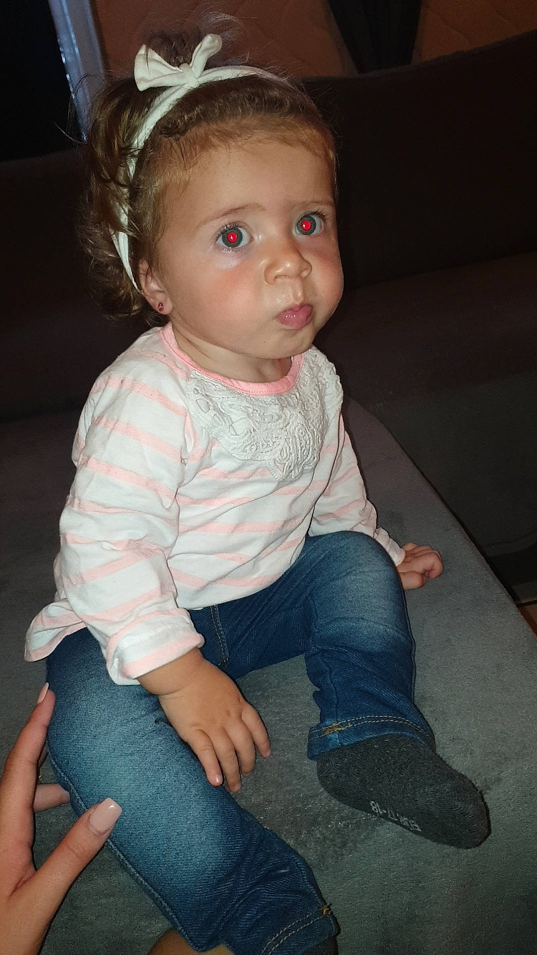 Nyna a rejoint le concours — aidez-le/la à gagner de superbes lots ! baby, cheek, child, eye, head, person, sitting, skin, smile, standing, toddler