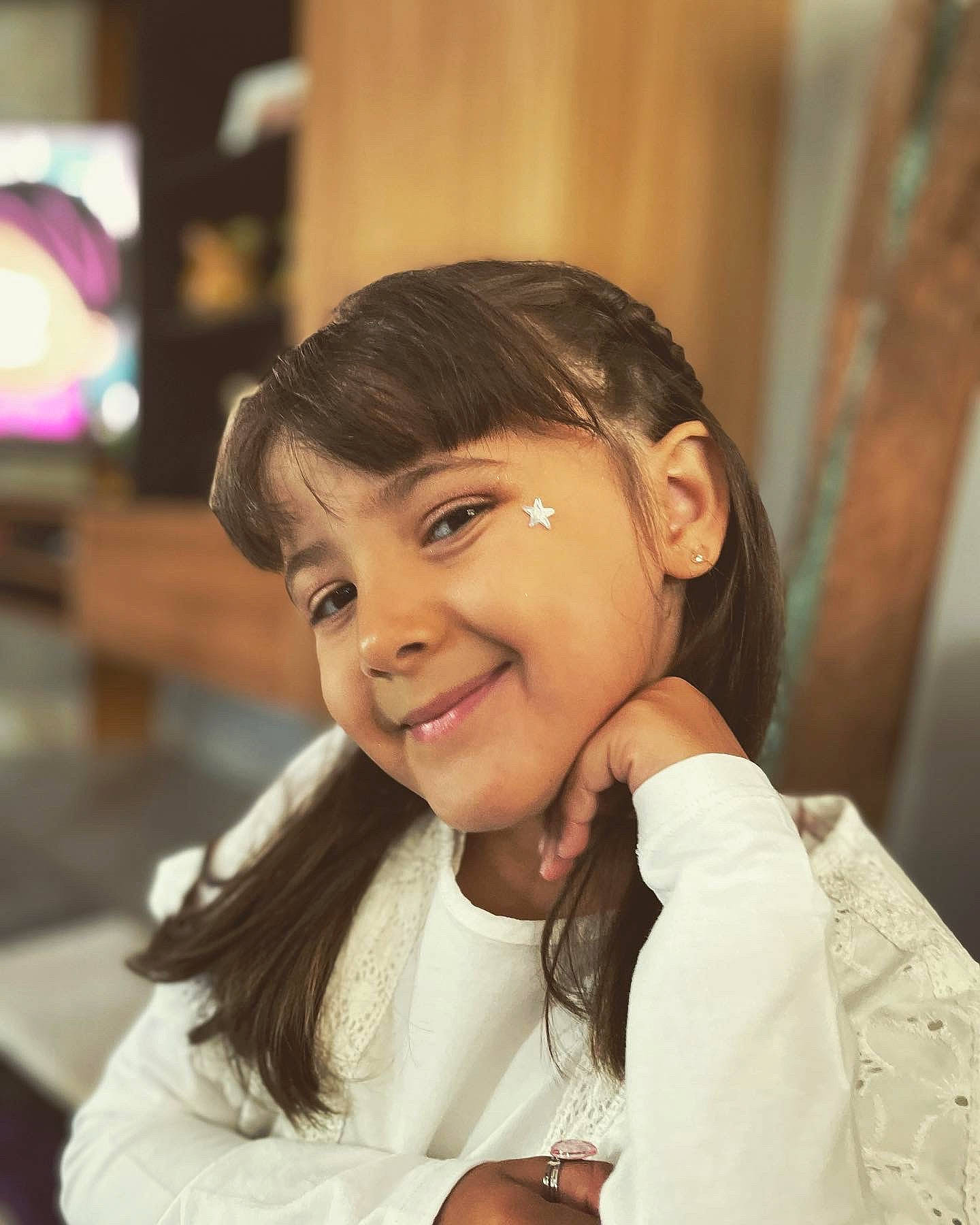 Alyia a rejoint le concours — aidez-le/la à gagner de superbes lots ! bangs, black_hair, brown_hair, ceremony, child, event, eyebrow, eyelash, fashion_accessory, formal_wear, fun, happy, jewellery, joy, laugh, long_hair, person, portrait_photography, restaurant, skin