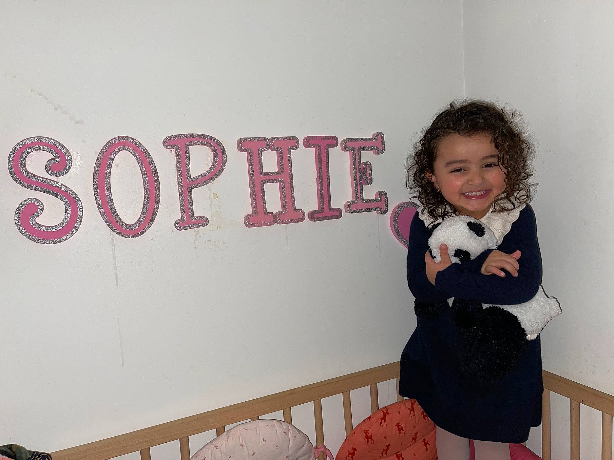 Sophie a rejoint le concours — aidez-le/la à gagner de superbes lots ! baby_toddler_clothing, child, event, fashion_design, font, fun, happy, joy, knee, magenta, pattern, person, pink, red, room, sitting, sleeve, smile, t_shirt, thigh