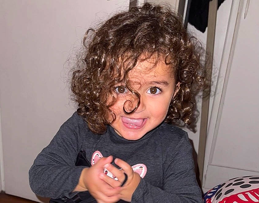 Sophie a rejoint le concours — aidez-le/la à gagner de superbes lots ! arm, cheek, ear, eye, eyebrow, eyelash, hair, hairstyle, hand, happy, human_body, iris, joint, joy, lip, mouth, neck, nose, organ, person