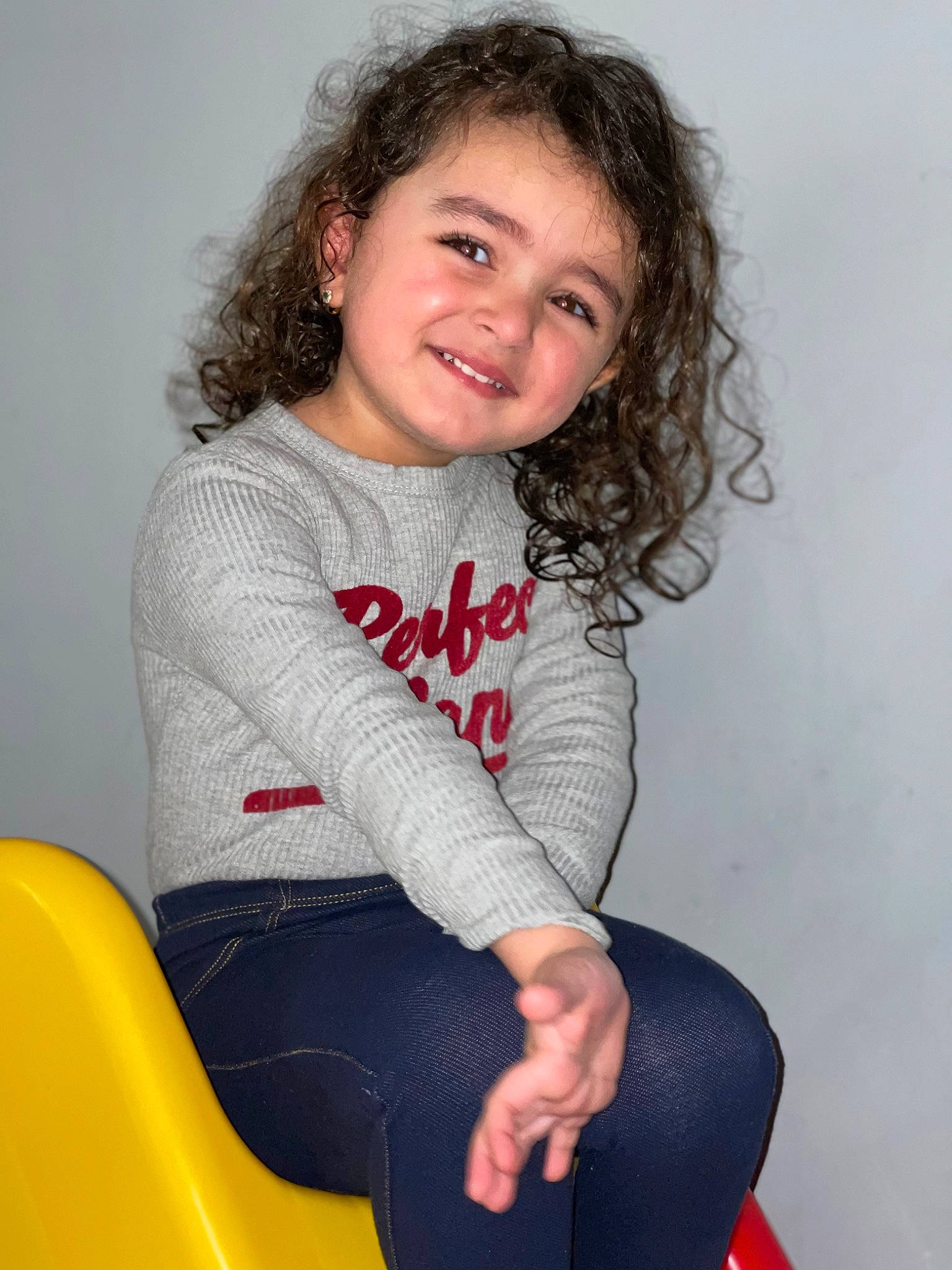 Sophie a rejoint le concours — aidez-le/la à gagner de superbes lots ! arm, comfort, eye, face, flash_photography, hair, hairstyle, head, human_body, joint, joy, knee, lip, neck, organ, person, shoulder, skin, sleeve, smile