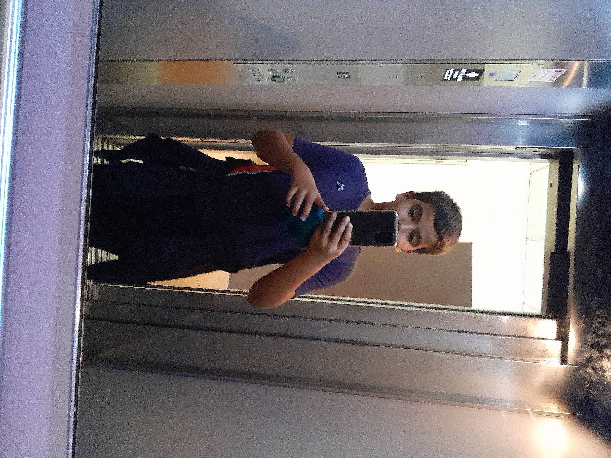 Naci participe au concours pour gagner de l'argent avec cette photo : automotive_design, ceiling, comfort, display_device, elbow, fun, glass, human_leg, knee, machine, person, public_transport, room, sportswear, t_shirt, thigh, train, transport, waist, window