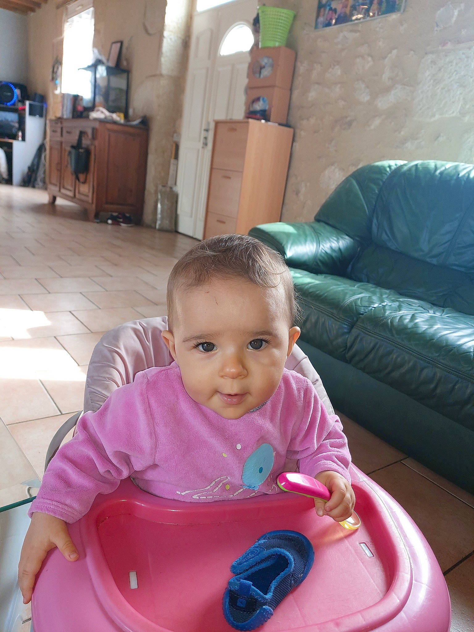 Nyna participe au concours pour gagner de l'argent avec cette photo : baby, baby_products, child, fun, leisure, person, pink, play, product, recreation, sitting, skin, smile, toddler, vacation