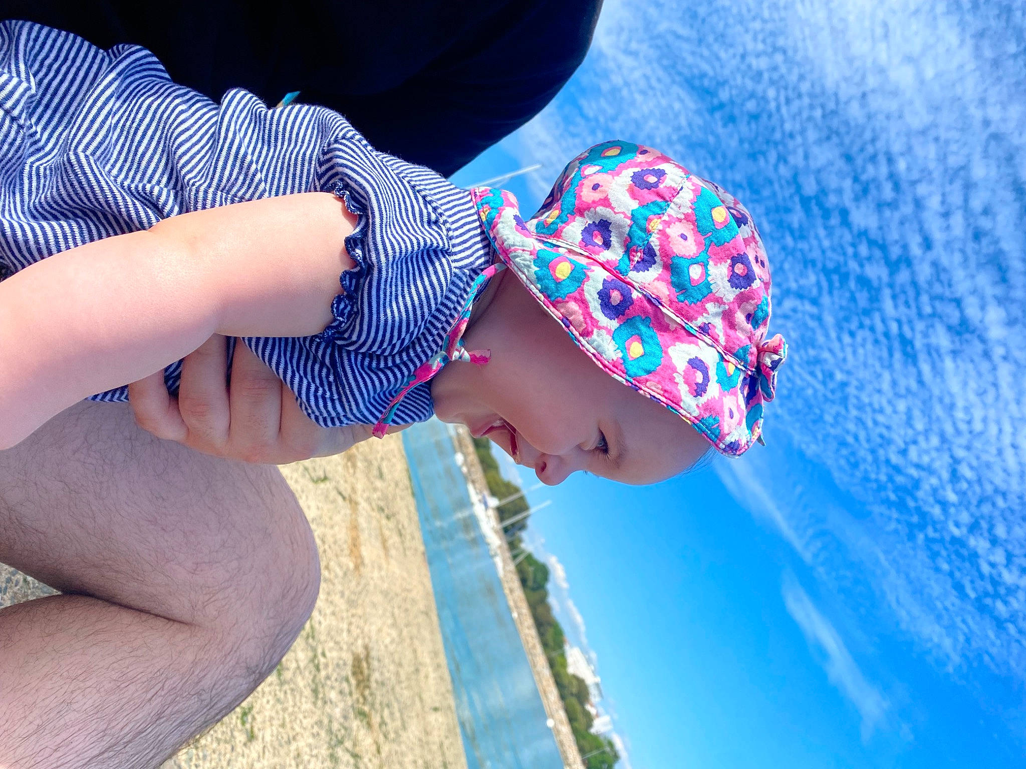 Manon participe au concours pour gagner de l'argent avec cette photo : azure, cap, child, cool, electric_blue, eyewear, fun, grass, happy, hat, headgear, leisure, pattern, people_in_nature, person, sky, sun_hat, sunlight, thigh, toddler