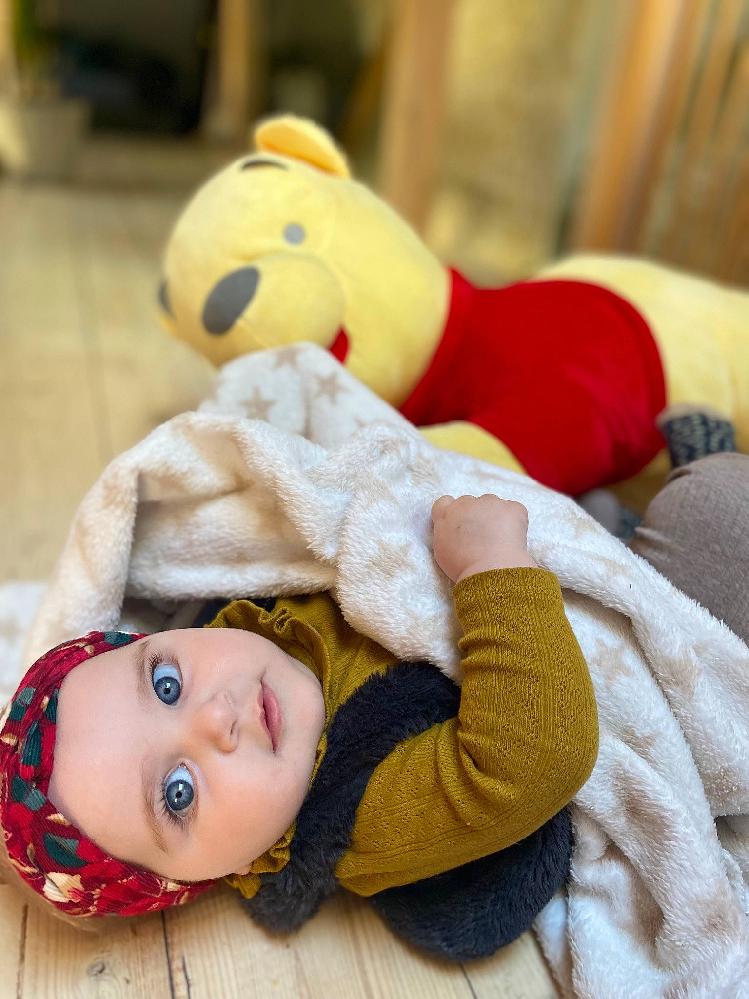 Manon participe au concours pour gagner de l'argent avec cette photo : baby, baby_sleeping, baby_toddler_clothing, cheek, child, comfort, flooring, fur, happy, head, headgear, headwear, linens, pattern, person, sitting, skin, stuffed_toy, textile, toddler