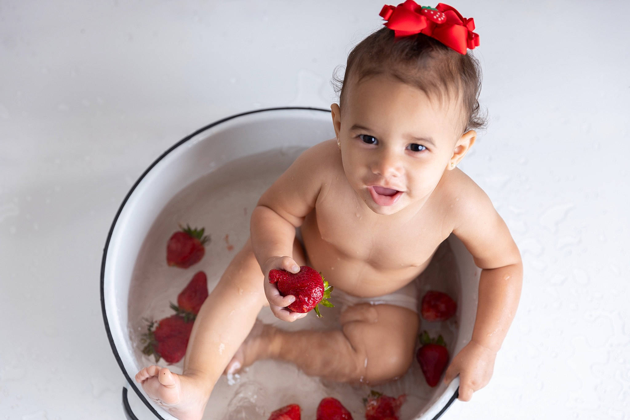 Angelina is registered to the contest to win money with this photo: abdomen, baby, baby_toddler_clothing, bathing, bathtub, chest, child, fluid, foot, happy, organ, person, pink, red, skin, smile, stomach, thigh, toddler, trunk