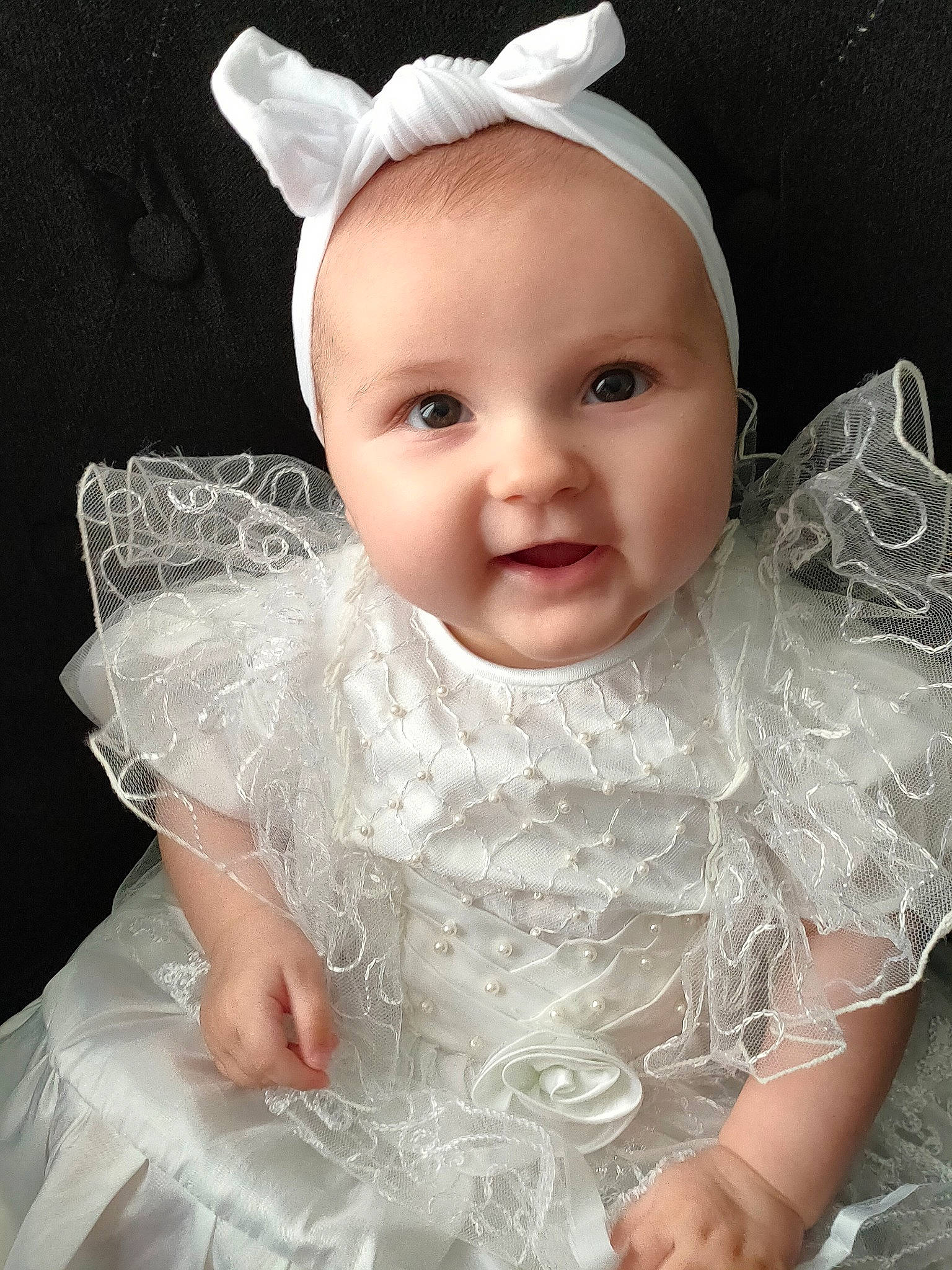 Nëlya a rejoint le concours — aidez-le/la à gagner de superbes lots ! baby, child, clothing, costume, costume_accessory, dress, ear, eye, fashion_accessory, hair_accessory, head, headgear, headpiece, lace, person, skin, sleeve, smile, textile, toddler