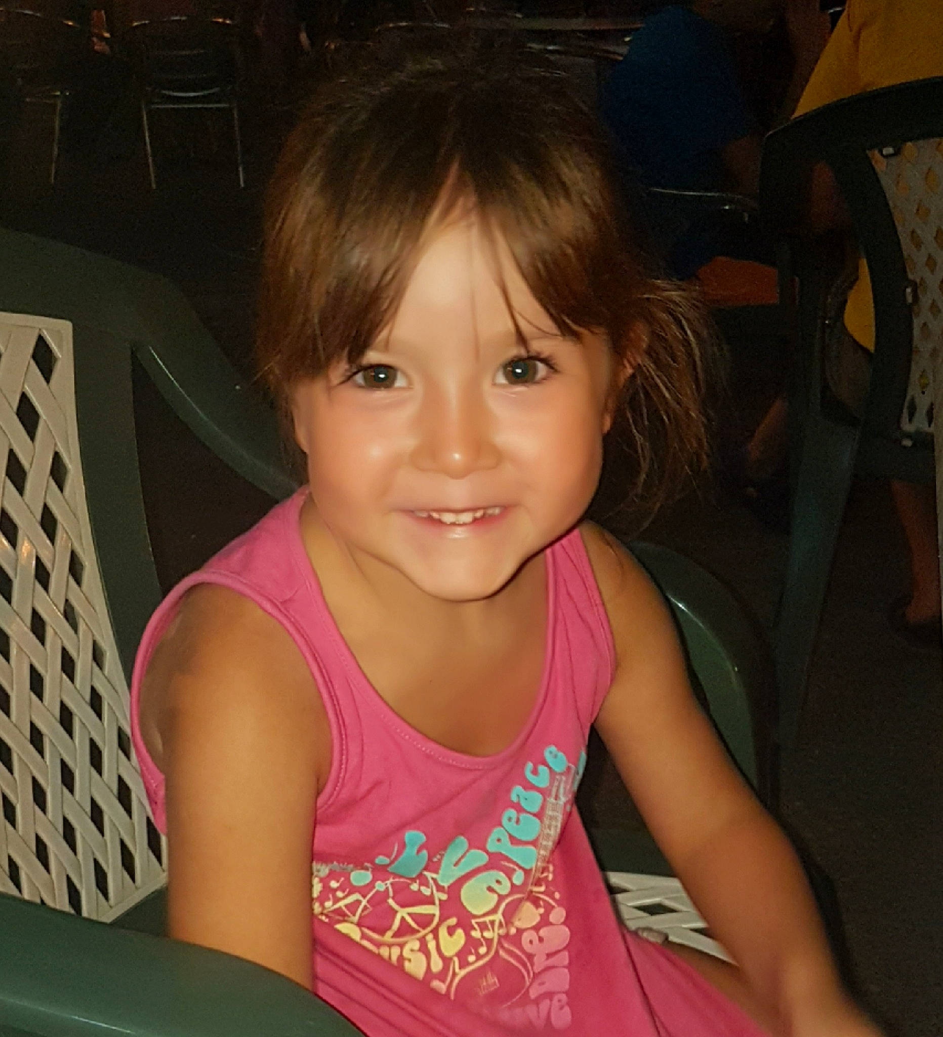 Julia participe au concours pour gagner de l'argent avec cette photo : beauty, blond, cheek, child, child_model, chin, eye, face, forehead, girl, hair, hairstyle, head, human_hair_color, joy, leg, person, sitting, skin, smile