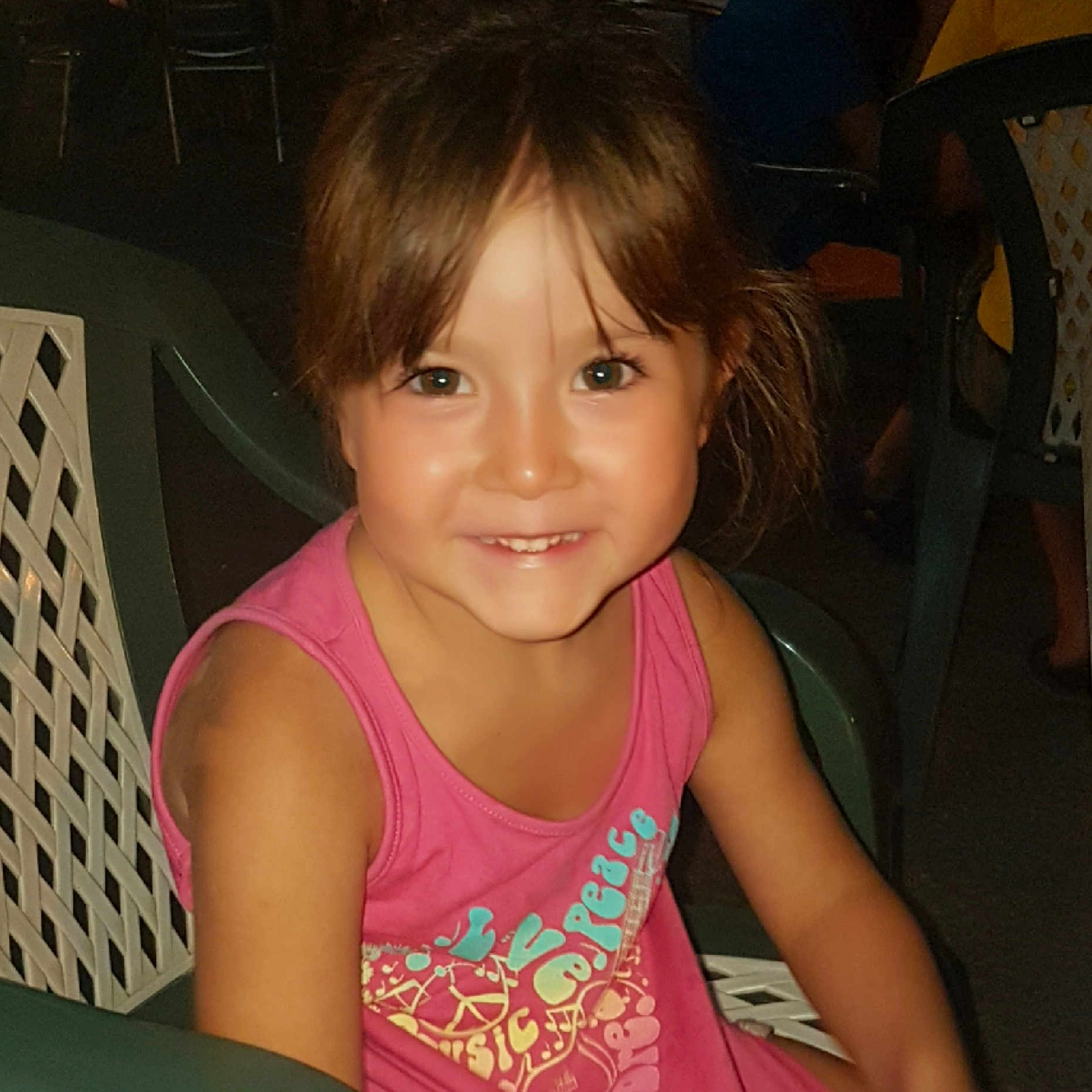 Julia participe au concours pour gagner de l'argent avec cette photo : beauty, blond, cheek, child, child_model, chin, eye, face, forehead, girl, hair, hairstyle, head, human_hair_color, joy, leg, person, sitting, skin, smile