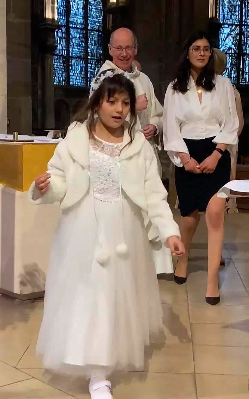 Lina participe au concours pour gagner de l'argent avec cette photo : ceremony, costume, embellishment, event, fashion_accessory, fashion_design, flooring, formal_wear, fun, fur, gown, happy, jewellery, joy, person, sandal, skin, sleeve, thigh, tradition