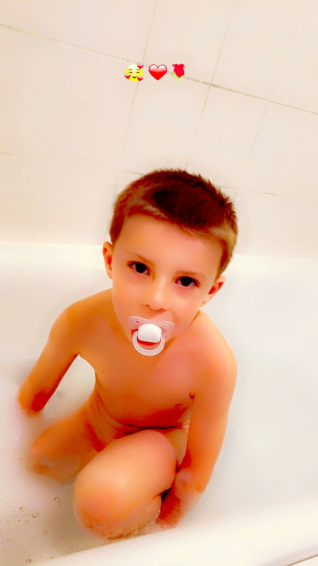 Hugo participe au concours pour gagner de l'argent avec cette photo : arm, baby, bathing, bathroom, cheek, chest, chin, elbow, eye, eyelash, gesture, happy, human_body, lip, nose, person, plumbing_fixture, skin, stomach, thumb