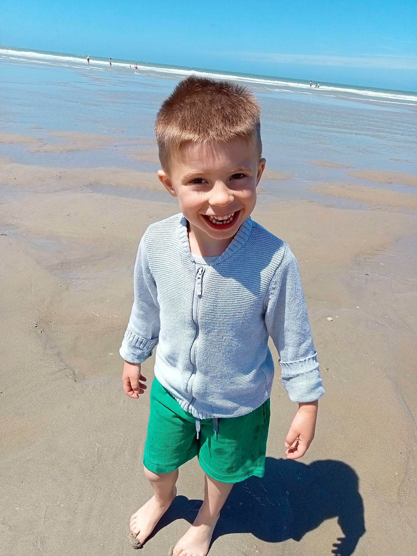 Hugo a rejoint le concours — aidez-le/la à gagner de superbes lots ! azure, baby_toddler_clothing, barefoot, beach, beauty, body_of_water, fun, happy, joy, leisure, people_in_nature, people_on_beach, person, photograph, sand, sky, sleeve, smile, summer, toddler