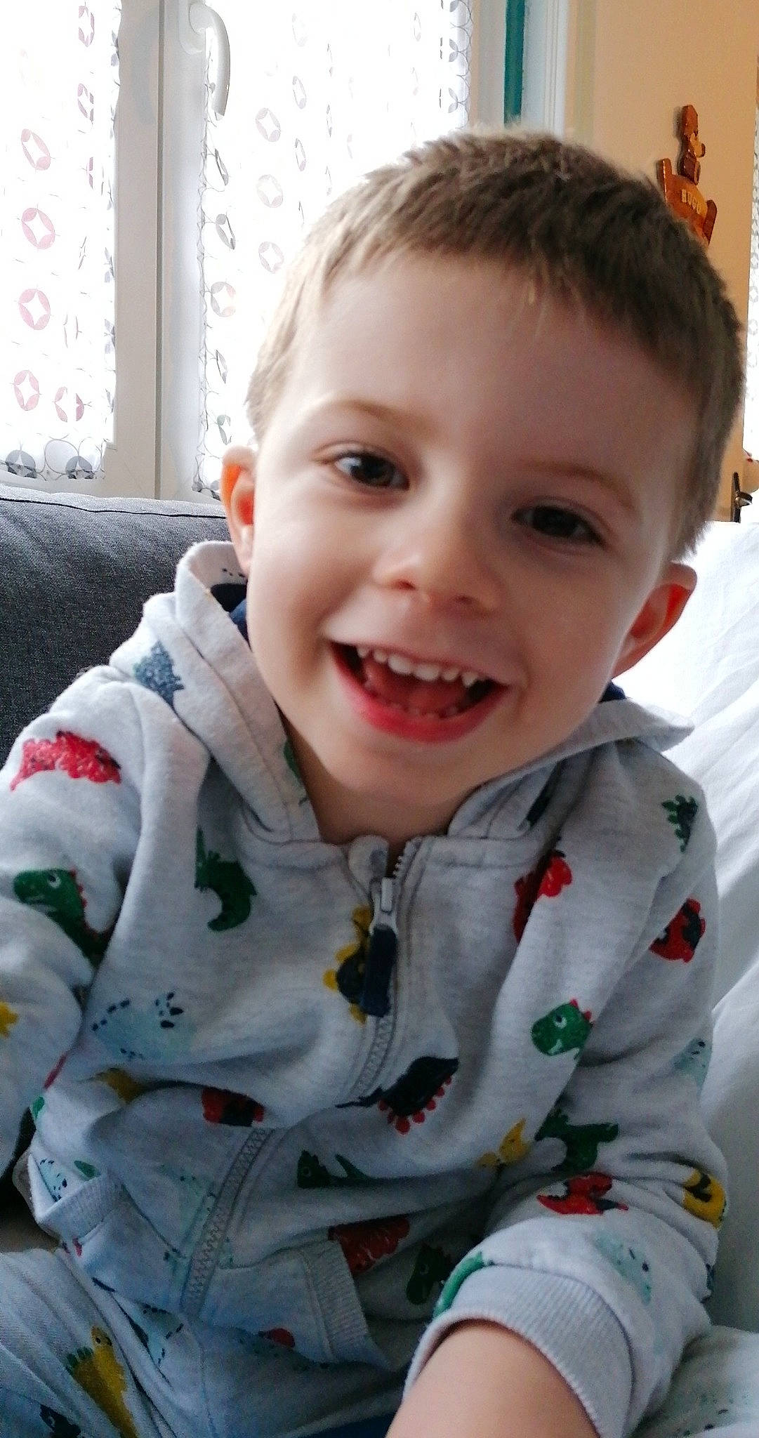 Hugo a rejoint le concours — aidez-le/la à gagner de superbes lots ! baby, baby_laughing, baby_toddler_clothing, cheek, child, ear, eyebrow, facial_expression, forehead, hoodie, iris, jaw, joy, laugh, lip, nightwear, person, sleeve, toddler, tooth