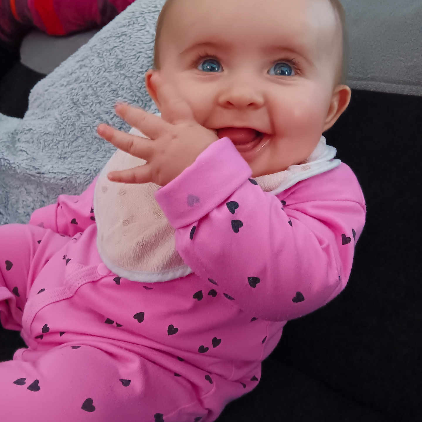 Mia participe au concours pour gagner de l'argent avec cette photo : baby, babylaughing, bodypart, clothing, couch, cushion, face, finger, furniture, hand, happy, head, homedecor, laughing, newborn, pajamas, person, photography, portrait, smile
