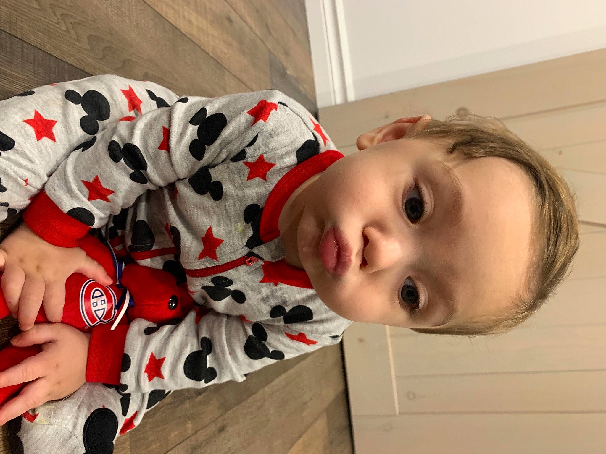Maysonn participe au concours pour gagner de l'argent avec cette photo : baby, carmine, child, costume, eyelash, flooring, fur, happy, holiday, pattern, person, room, selfie, sleeve, sorrow, t_shirt, toddler, wood
