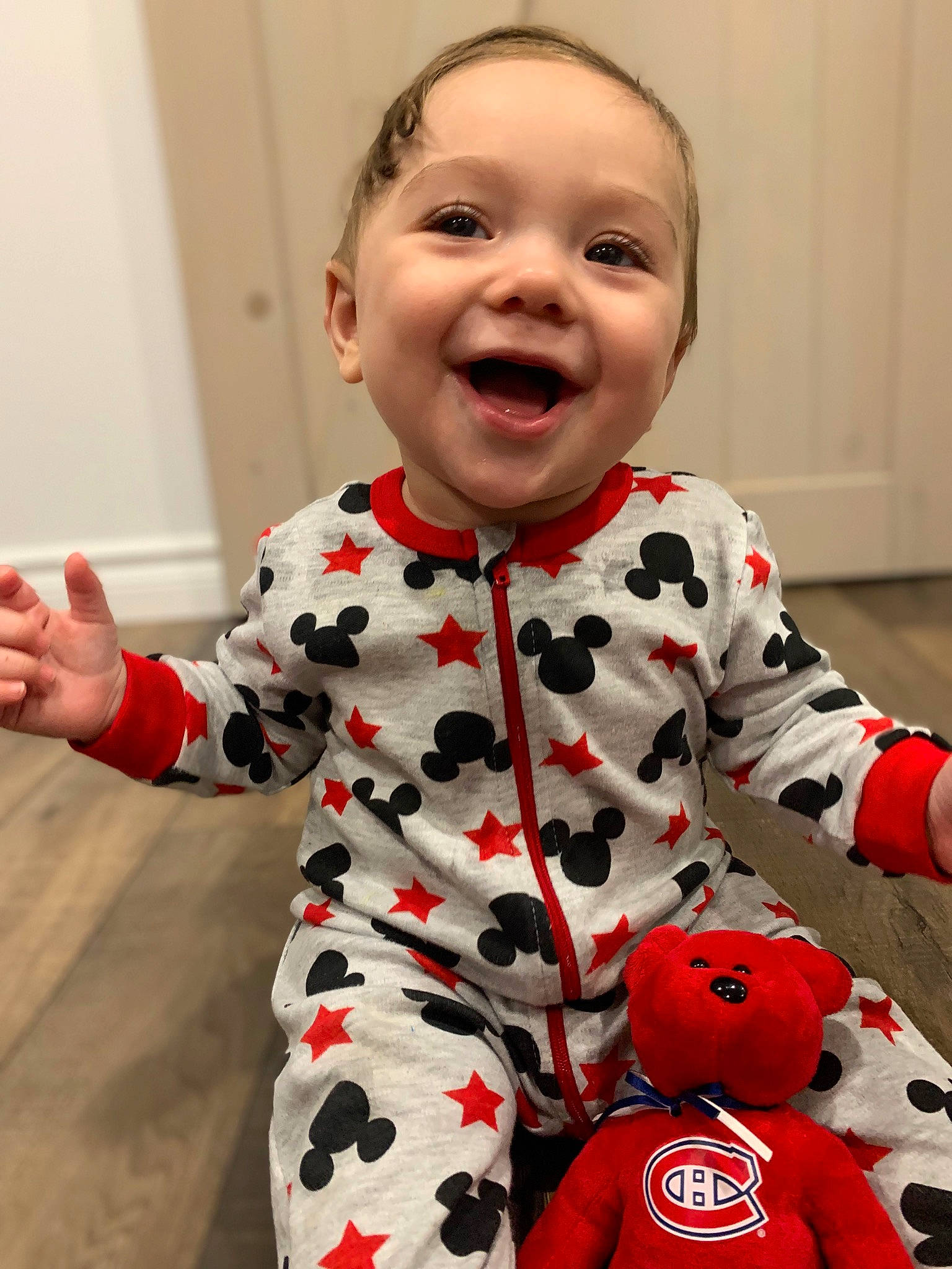 Maysonn a rejoint le concours — aidez-le/la à gagner de superbes lots ! arm, baby, baby_toddler_clothing, carmine, cheek, child, face, facial_expression, fun, gesture, happy, head, pattern, person, red, sleeve, smile, standing, t_shirt, toddler