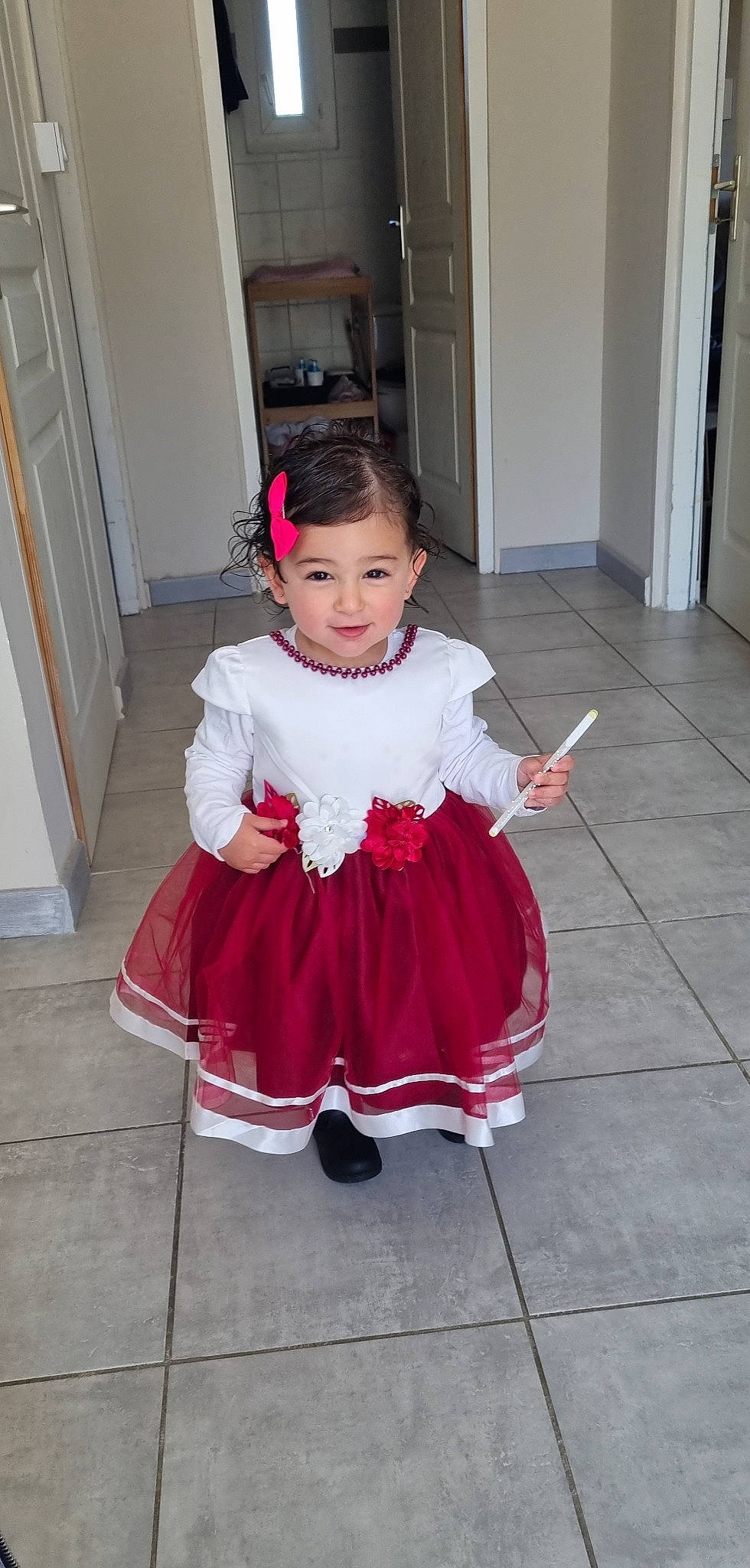 Tahïs participe au concours pour gagner de l'argent avec cette photo : baby, baby_toddler_clothing, child, costume, door, dress, embellishment, event, floor, flooring, fun, human_leg, joy, magenta, pattern, person, pink, purple, sitting, sleeve