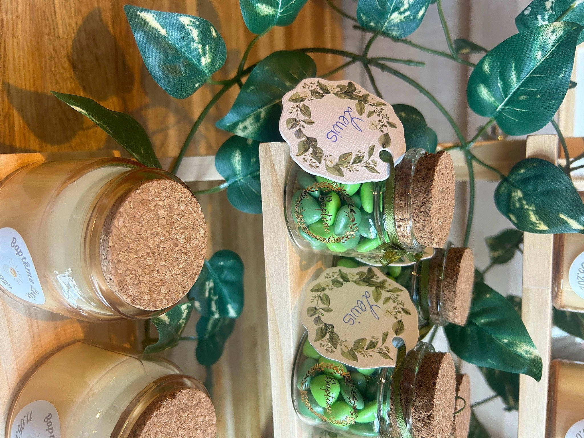 Lewis a rejoint le concours — aidez-le/la à gagner de superbes lots ! button, circle, cosmetics, creative_arts, embellishment, event, fashion_accessory, glass, glitter, green, herb, ingredient, jewellery, linens, metal, natural_material, ornament, pattern, plant, terrestrial_plant