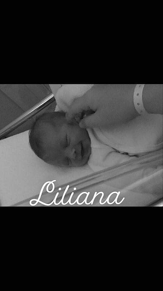 Liliana participe au concours pour gagner de l'argent avec cette photo : baby, birth, black_and_white, child, cloud, font, love, nap, person, photo_caption, photography, sleep