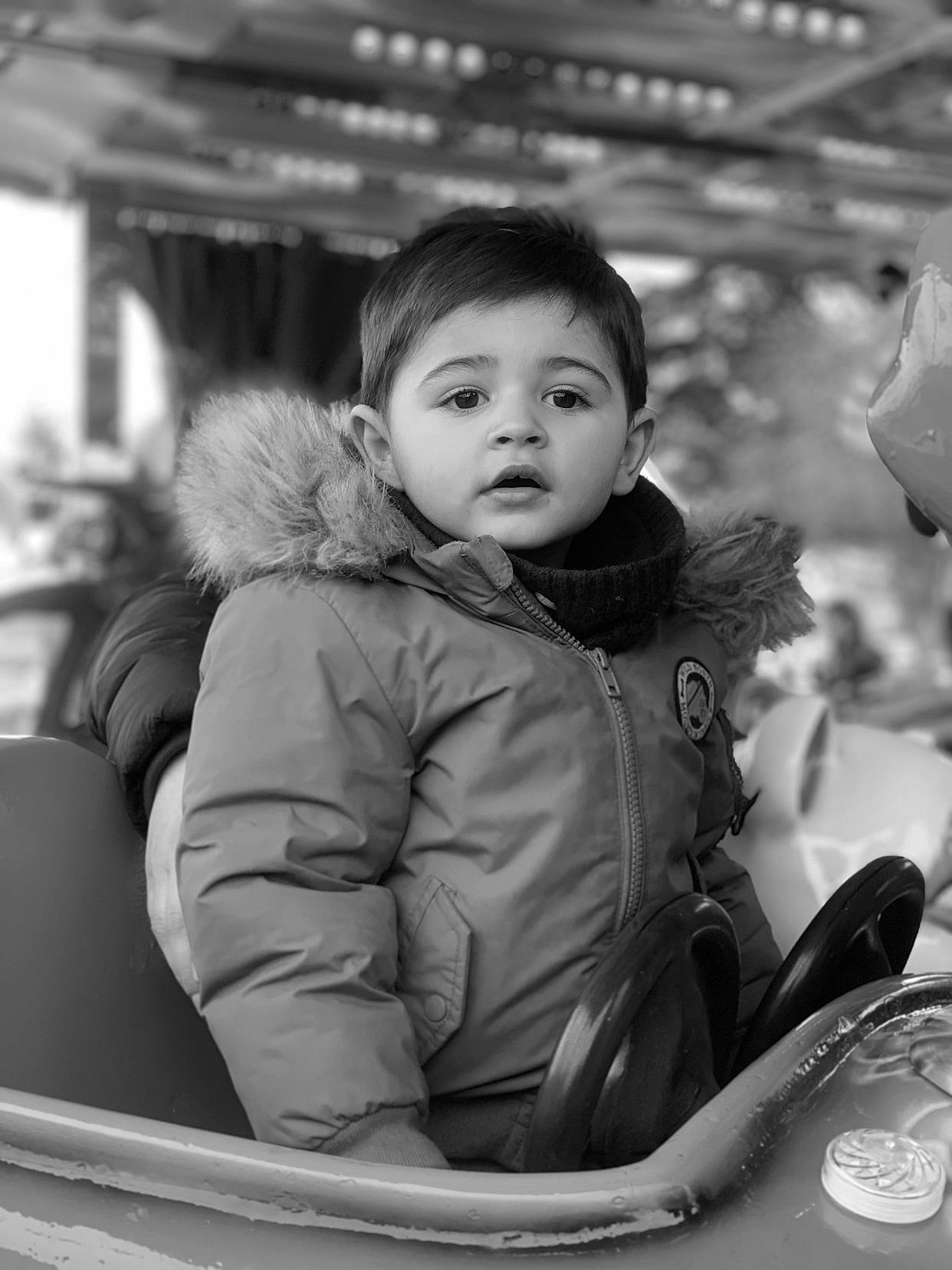 Waylon participe au concours pour gagner de l'argent avec cette photo : black, black_and_white, child, comfort, fashion, flash_photography, fun, happy, human, jacket, outerwear, person, photograph, skin, snapshot, standing, style, textile, toddler, tree
