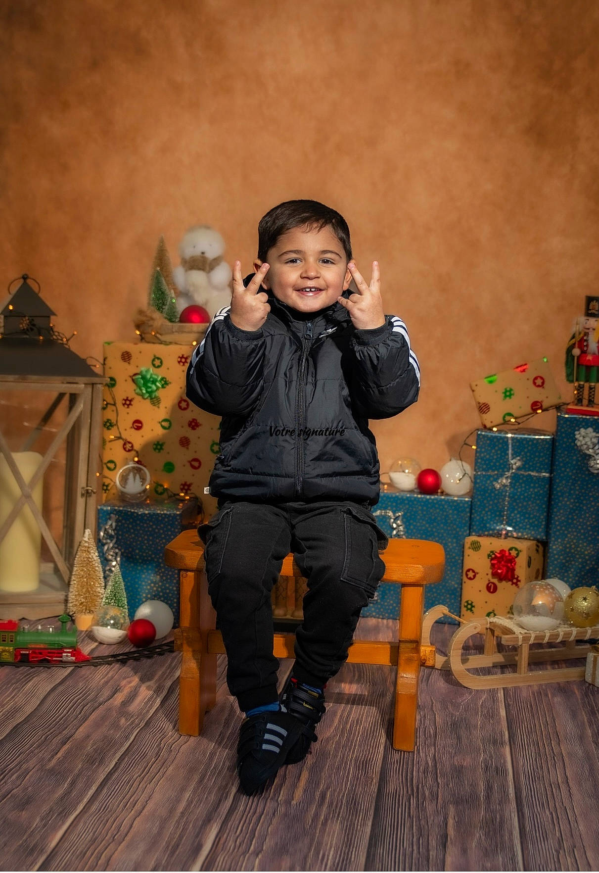 Waylon a rejoint le concours — aidez-le/la à gagner de superbes lots ! baby, child, event, flash_photography, flooring, fun, fur, happy, hardwood, holiday, joy, leisure, person, play, portrait_photography, room, sitting, toddler, tree, winter