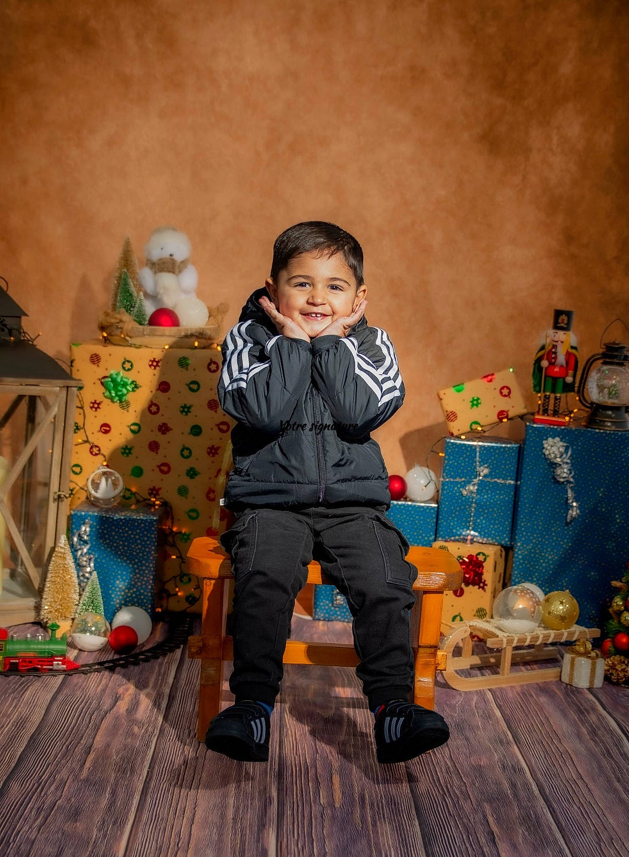 Waylon a rejoint le concours — aidez-le/la à gagner de superbes lots ! bag, child, event, flooring, fun, happy, hardwood, holiday, joy, leisure, person, play, room, sitting, smile, standing, toddler, toy, wood, wood_flooring